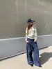 Início do outono, um estilo refrescante e sofisticado: camisa polo casual listrada colorida, suéter de tricô folgado para o trabalho