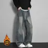 Jeans estilo americano de perna reta com forro de fleece para homens, calça grossa para outono e inverno, marca de moda unissex high street, corte solto, tamanho grande
