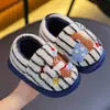 Lindas pantuflas de algodón con temática de cachorros para niños, cálidas y afelpadas para el invierno, adecuadas tanto para niños como para niñas, para usar en interiores, para combinar con los padres y para bebés y niños pequeños.