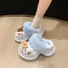 Zapatillas de algodón versátiles para interior con suela gruesa para mujer, con lindos diseños de dibujos animados y detalles de felpa, cálidos y peludos, nueva colección otoño/invierno 2026