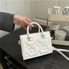 Bolsa Satchel Elegante com Relevos Pequena Quadrada para Mulheres 2025 Novo Estilo Início de Outono Moda Retrô Simples Bolsa de Ombro Cruzada
