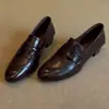 Mocassins de Couro Estilo Britânico Salto Grosso Slip-on para Mulheres Bico Redondo para o Dia a Dia Sola Macia Flats Retrô Versátil Sapatos Pequenos de Couro