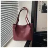 Bolsa tote feminina grande de ombro casual estilo vintage coreano para trabalho e deslocamento, novo padrão trançado 2026