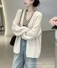 Conjunto de punto de dos piezas estilo coreano con un ambiente relajado: Cárdigan de cuello en V + camisola a rayas, atuendo de principios de otoño para mujer