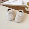 Zapatos peludos casuales para niñas 2025 Invierno Nuevos Zapatos de algodón estilo coreano para niños, lindos, con forro polar, estilo princesa