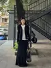 Atuendos estilo coreano: un look sofisticado y elegante para la mujer moderna. Un conjunto completo de otoño para mujer, que incluye una sudadera deportiva negra, una chaqueta y una falda.