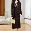 Vestido Tricot Gola Polo Outono Inverno 2026 Novo Estilo Coreano para Mulheres, Comprimento Médio, Caimento Solto, Emagrecimento, com Cachecol de Seda Vestido Suéter