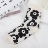 Novos meias de algodão fofas com design de padrão simples preto e branco de vaca, meias casuais da moda de cano médio, atacado