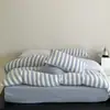 Juego de cuatro piezas de algodón lavado y fibra sintética, estilo sábana de rayas azul y blanco fresco, ropa de cama para edredón, estilo ins simple para dormitorio de verano