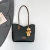 Bolso tote minimalista de gran capacidad estilo coreano para mujer, bolso de hombro de moda para la ciudad con colgante de oso versátil, bolso de mano de alta gama
