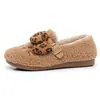 Sapatos de algodão pelúcia quentes de inverno para mulheres 2026 com face de gato e fivela mágica, sapatos planos de algodão confortáveis para calçar com calcanhar envolto