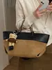 Yue Zi 2026 Outono/Inverno Nova Bolsa Tote Grande Capacidade Versátil de Mão/Ombro Moda Estilo Férias Simples Bolsa para o Dia a Dia