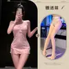 Lencería Nocturna: Sexy Camisón de Encaje con Escote en V Profundo y Estampado Floral, Diseñado para Mujeres, con un Atractivo Diseño Espalda Descubierta