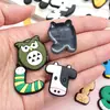 Animais de Desenho Animado Letras Inglesas PVC Borracha Macia Tamanho Pequeno Adesivos Planos Pingentes para Sapatos Bolsas Capas de Celular Acessórios Decorativos DIY