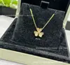 Versión de Gama Alta V-Gold Diseño de Trébol Diamante Completo Pulido CNC Collar Versátil Simple Lujo Ligero Cadena de Clavícula de Gama Alta