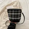 Bolsos Pequeños de Moda para Mujer de Este Año 2026 Nuevos Bolsos Cruzados Versátiles de Primavera Bolsos de Cubo de Mano