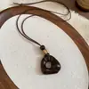 Colar com cordão de couro retrô e pingente oval, um acessório de moda luxuoso e estiloso, perfeito para combinar com suéteres, uma joia única e versátil para mulheres