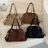 Bolso de mano transfronterizo estilo retro con tachuelas para mujer, nuevo bolso tote de moda 2026, bolso de mano simple de gran capacidad