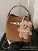 Bolsa Carteiro Saco de Balde Feminina Outono e Inverno 2025 Nova Versátil Fashionável e Exquisiteira Design de Nicho para o Trabalho Bolsa de Ombro