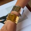 Diseño Silencioso y Elegante, Estilo Clásico Acero Inoxidable Oro de 18K Pulsera Abierta Ancha con Patrón Martillado Acero Inoxidable Joyería para Mujer al Mayoreo