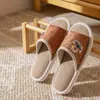 Lindas pantuflas de lino con oso para mujer, nuevo estilo casero de interior, engrosadas, antideslizantes, resistentes al desgaste, suela suave, silenciosas, pantuflas de pareja para hombre