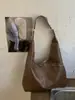 Bolsa Tote Personalizada com Rebites Cor Sólida de Grande Capacidade Design de Nicho para Mulheres 2026 Primavera Novo Estilo Bolsa de Ombro Único
