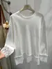 Camiseta de punto grueso cálido de color blanco con cuello redondo y detalles de encaje para mujer, nuevo estilo otoño e invierno 2026, corte holgado, adecuada para usar en capas
