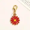 Llavero de aleación esmaltada con margarita y flor pequeña, colgante de amuleto transfronterizo, fresco, para bolsos de niñas, llavero de flor