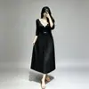 Elegante vestido plisado de estilo francés con escote en V, inserciones de malla con cuentas, mangas tres cuartos, cinturón en la cintura y falda de vuelo plisada.