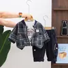 Conjunto de Ropa de Otoño para Niños 2026 Nuevo Moda a Cuadros de Manga Larga Traje de Tres Piezas para Niños, Ropa de Primavera y Otoño, Moderno, Envío Directo Disponible