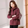 Elegante chaqueta con capucha de algodón para mujer, nueva colección primavera/otoño 2026, gabardina de corte holgado, prenda exterior de moda y rejuvenecedora para mujeres de mediana edad y mayores