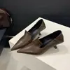 Sapatos de salto alto bico fino estilo francês, saltos agulha, sapatos femininos pequenos de couro, nova coleção outono 2025, elegantes e versáteis, sapatos de trabalho com decote profundo