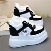 Novos Sapatos Casuais Brancos de Bico Redondo para Mulheres Outono 2026, Sapatos com Plataforma e Sola Grossa com Salto Interno para Mulheres Baixas, Sapatilhas Emagrecedoras