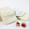Encuentra una Fábrica Profesional para Procesar y Personalizar Bolsas para Empaque de Joyería con Varios Materiales, Incluyendo Superficies Mate Cepilladas Ultra Finas, y Proporcionar Servicios de Diseño