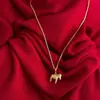 Collar Largo con Colgante de Caballo del Año Nuevo Zodiacal, Diseño de Nicho de Lujo Ligero, Cadena de Suéter Versátil de Alta Gama con Perlas para Mujer