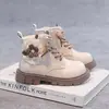 Botas Chelsea Femininas Estilo Britânico Retrô 2026 Nova Coleção Primavera/Outono Moda Botas Curtas Florais Botas de Couro Versáteis e Estilosas