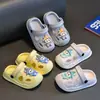 Chinelinhos de bebê em EVA para meninos e meninas, sandálias de verão antiderrapantes para bebês e crianças pequenas, pantufas fechadas para banho infantil em ambientes internos