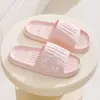 Sandálias Qidashun Novo Estilo Chinelos Atacado para Homens e Mulheres Verão Uso Doméstico Fofo Desenho Animado Casal Chinelos de Eva Verão