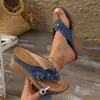 Novas sandálias florais 2025 para mulheres, com design casual, perfeitas para férias, praias e passeios à beira-mar. Estas sandálias confortáveis, de tamanho grande, estilo europeu e americano, são slip-on e possuem salto plataforma.