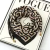 Novo Estilo Popular na Internet Elegante Simples Avançado "Pequena Bola Dourada" Fivela Magnética Seda Algodão Cachecol Quente Lenço Quadrado Pequeno Lenço