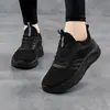 Zapatillas deportivas negras para mujer Fujian Jinjiang, ligeras, de suela blanda, antideslizantes para correr, adecuadas para primavera y otoño, zapatos casuales y de viaje, fabricante