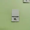 Etiquetas de Talla en Stock al por Mayor Planas de Doble Tejido Etiquetas de Origen con Letras Entrega Directa de Fábrica Accesorios Universales para Ropa