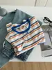 Camiseta de punto fina de verano para mujer, de manga corta, con rayas de contraste retro de colores brillantes, de seda helada, corte relajado y casual, versátil y refrescante
