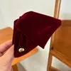 Presilha Triângulo de Veludo com Etiqueta Dourada Retro Coreana para Mulheres 2025 Nova Coleção Outono e Inverno Estilo Simples Luxo Acessível Presilha de Cabelo na Parte de Trás da Cabeça