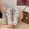 Sandálias femininas slip-on de sola grossa para uso externo, novidade de verão 2026 estilo francês com strass, adequadas para combinar com saias, sandálias que aumentam a altura