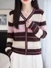 Cardigã listrado color block retrô, meticulosamente confeccionado com lã sintética, apresentando decote V e um elegante design vazado, uma nova peça de outono/inverno que é ao mesmo tempo artística e versátil.