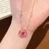 Colar pingente de peônia rosa choque estilo palácio estilo Xiaohongshu, modelo de luxo leve, colar de rosa com corindo vermelho e diamantes