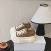 Nueva colección de otoño de zapatillas que aumentan la altura para mujeres bajitas, zapatos deportivos casuales versátiles y cómodos con suelas gruesas y puntera ancha, estilo 2026