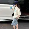 Conjunto de Verão para Meninas 2026 Novo Casual Estilo Coreano para Meninas Mais Velhas, Top de Manga Curta com Estampa de Letras Combinado com Shorts Jeans Tendência