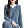 Suéter 100% lã para mulheres, com design falso de duas peças e gola redonda em V, perfeito para usar em camadas e criar um visual interno estiloso sem precisar de uma segunda pele de lã separada.